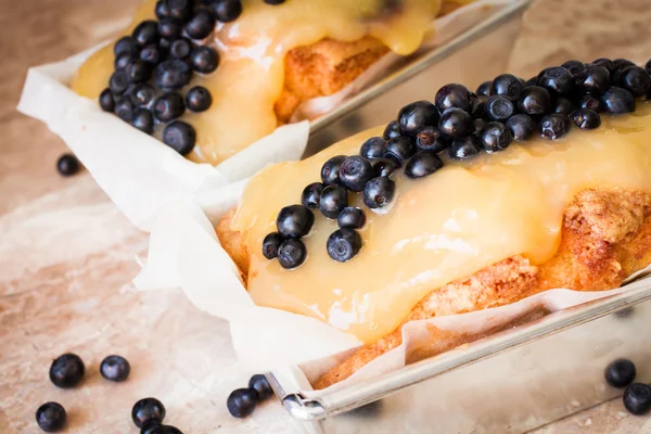 Torta com mirtilos maduros e geléia de limão — Fotografia de Stock