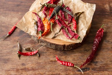 ahşap arka plan üzerinde kuru biber