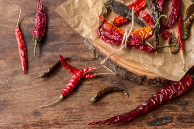 ahşap arka plan üzerinde kuru biber