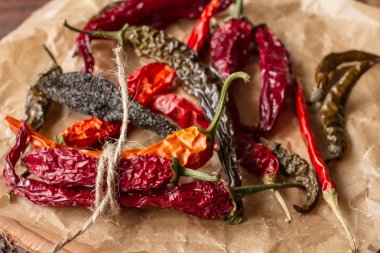 ahşap arka plan üzerinde kuru biber