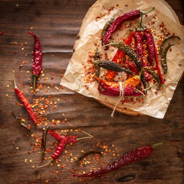 ahşap arka plan üzerinde kuru biber