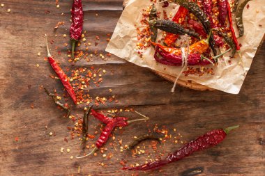 ahşap arka plan üzerinde kuru biber