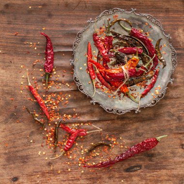 ahşap arka plan üzerinde kuru biber