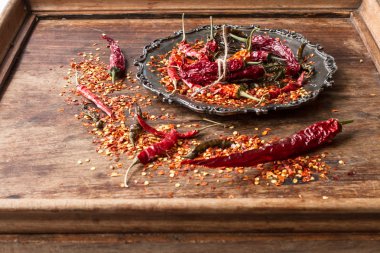 ahşap arka plan üzerinde kuru biber