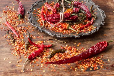 ahşap arka plan üzerinde kuru biber