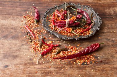 ahşap arka plan üzerinde kuru biber