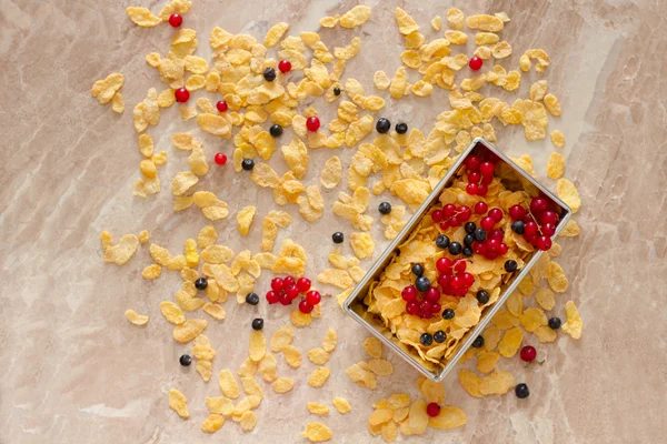 Corn flakes with red currants and blueberries for breakfast — ストック写真