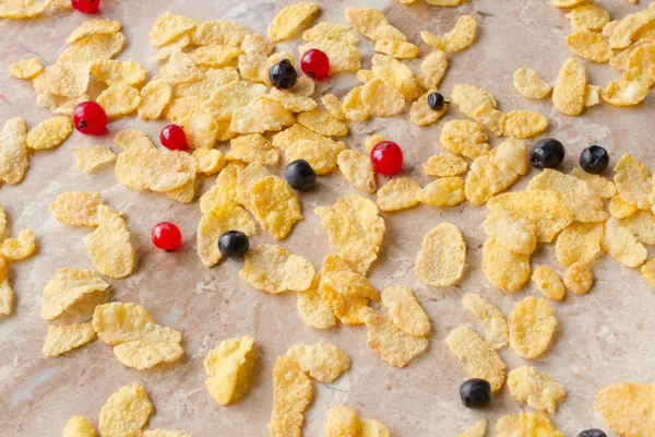 Corn flakes with red currants and blueberries for breakfast — Stok fotoğraf