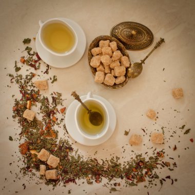 yeşil çay beyaz mermer üzerinde kahverengi şeker ile oryantal tarzda