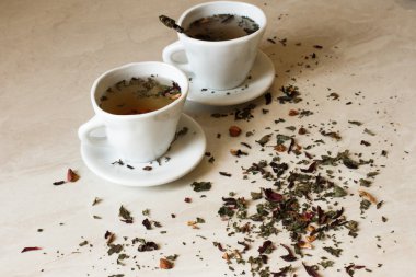 yeşil çay beyaz mermer üzerinde kahverengi şeker ile oryantal tarzda