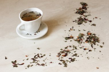 yeşil çay beyaz mermer üzerinde kahverengi şeker ile oryantal tarzda