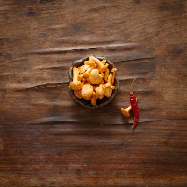 chanterelles chili biber ve ahşap bir masa üzerine dereotu ile