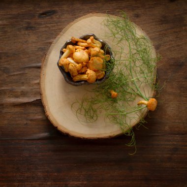 chanterelles chili biber ve ahşap bir masa üzerine dereotu ile