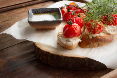 pişmiş domates ekmek ve ahşap bir masa üzerine dereotu