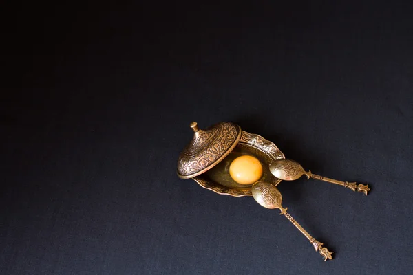 Huevo roto en plato auténtico. yema y blanco juntos — Foto de Stock