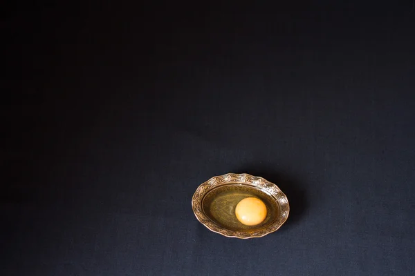 Huevo roto en plato auténtico. yema y blanco juntos — Foto de Stock