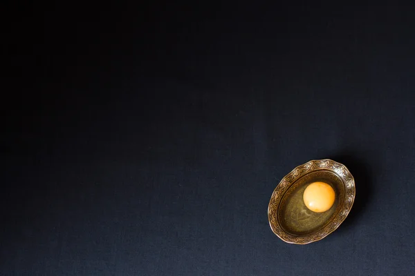 Huevo roto en plato auténtico. yema y blanco juntos —  Fotos de Stock