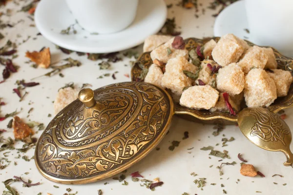 Té verde de estilo oriental con azúcar morena sobre un mármol blanco — Foto de Stock