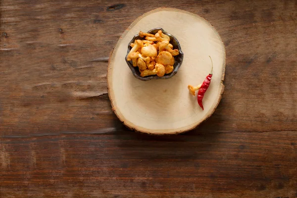 Finferli con peperoncino e aneto su un tavolo di legno — Foto Stock