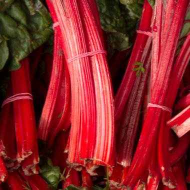 Çiftçi pazarı, pancar yaprakları kırmızı kaynaklanıyor