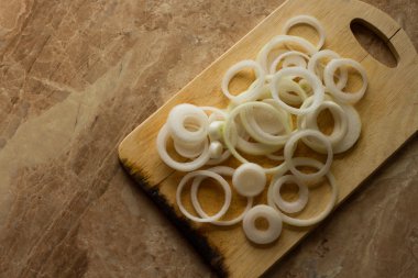 mermer bir arka plan üzerinde beyaz soğan halkaları yalan