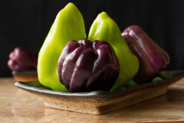 mermer bir zemin üzerine mor ve yeşil biber