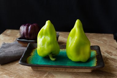 mermer bir zemin üzerine mor ve yeşil biber