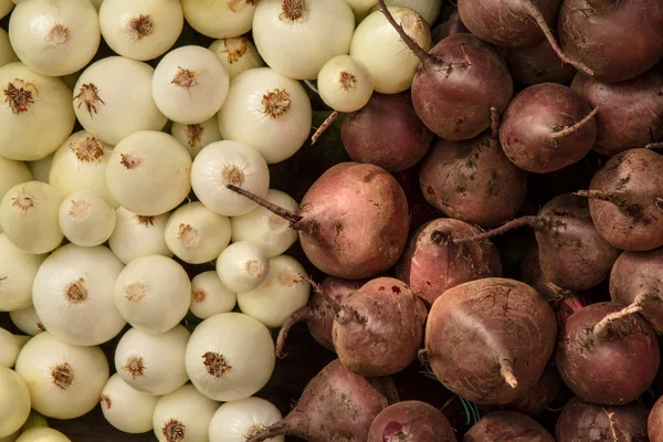 Hele oogst bieten en uien op de boerenmarkt — Stockfoto