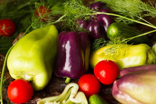 Фиолетовый и зеленый перец с укропом огурцы и помидоры — стоковое фото