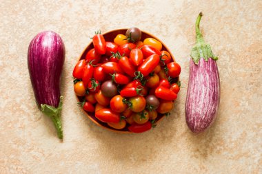 sarı arka plan taş olgun patlıcan ve kiraz domates