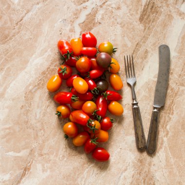 Olgun Kiraz domates sarı arka plan taş