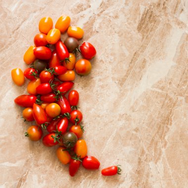 Olgun Kiraz domates sarı arka plan taş