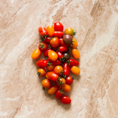 Olgun Kiraz domates sarı arka plan taş