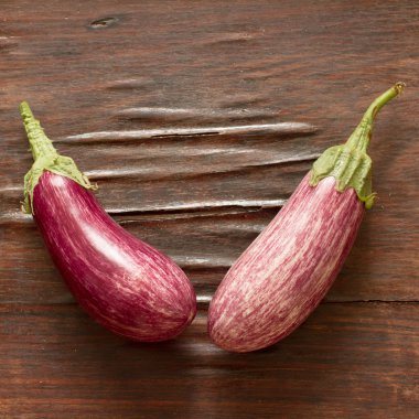 ahşap zemin, lezzetli yemekler olgun patlıcan