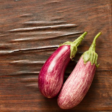 ahşap zemin, lezzetli yemekler olgun patlıcan