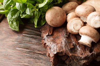 ahşap arka plan üzerinde çayır mantar mantar