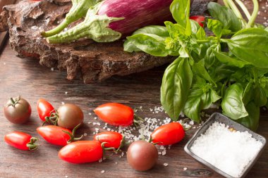 Olgun patlıcan domates ve ahşap bir zemin üzerine tuz