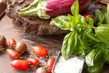 Olgun patlıcan domates ve ahşap bir zemin üzerine tuz