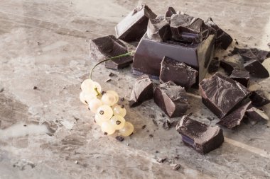 Fayans mermer bir zemin üzerine koyu çikolata