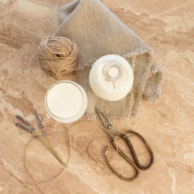 Sabahları kahvaltı için süt. çocuklar için sağlıklı gıda