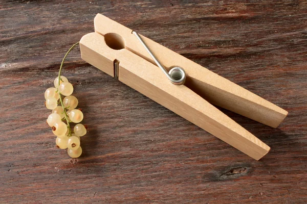 Ramita de grosellas blancas en una pinza de madera —  Fotos de Stock