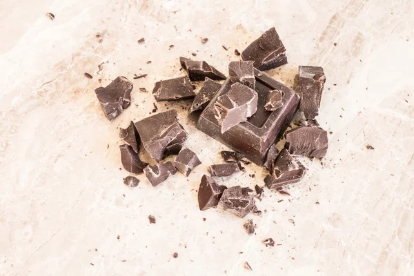 Azulejos de chocolate negro sobre fondo de mármol —  Fotos de Stock