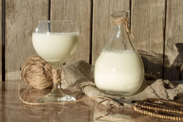 Mjölk till frukost på morgonen. hälsosam mat för barn — Stockfoto