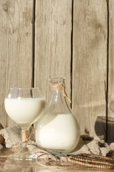 Leche para el desayuno por la mañana. comida saludable para niños —  Fotos de Stock