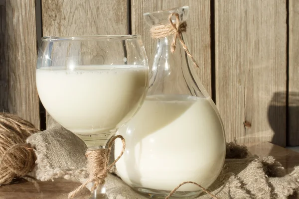 Leche para el desayuno por la mañana. comida saludable para niños —  Fotos de Stock