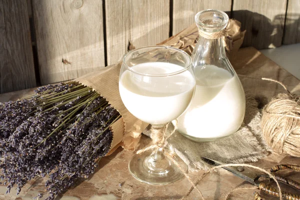 Leche para el desayuno por la mañana. comida saludable para niños —  Fotos de Stock