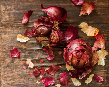 ahşap arka plan üzerinde eski kırmızı soğan