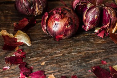 ahşap arka plan üzerinde eski kırmızı soğan