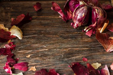 ahşap arka plan üzerinde eski kırmızı soğan