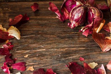 ahşap arka plan üzerinde eski kırmızı soğan